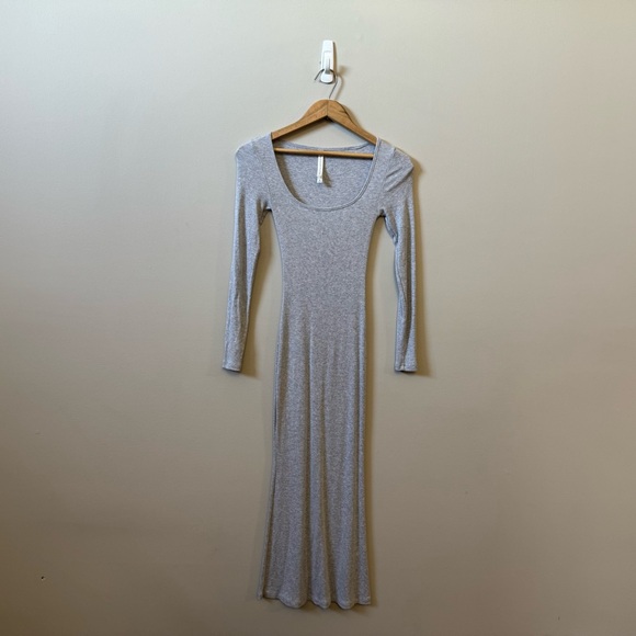 The group Babaton Aritzia Luxe Lounge Temptation long stretchy maxi dress - Picture 2 of 8
